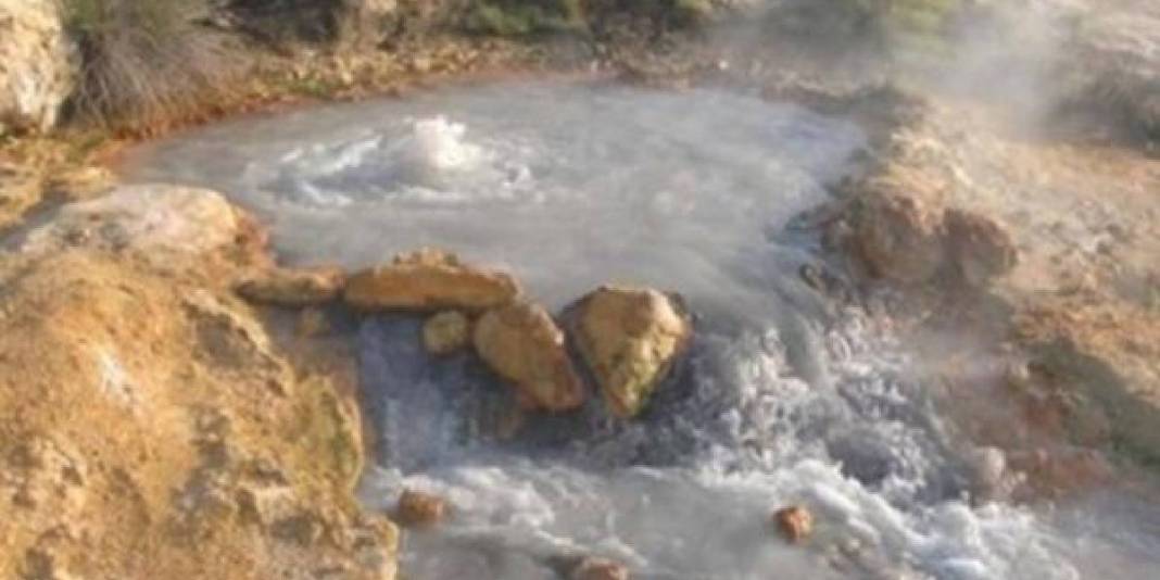 Bu gölü gören dönüp bir daha bakıyor! Türkiye’nin ‘Aynaya dönüşen gölü’: Şifalı suyu hayran bırakıyor 6